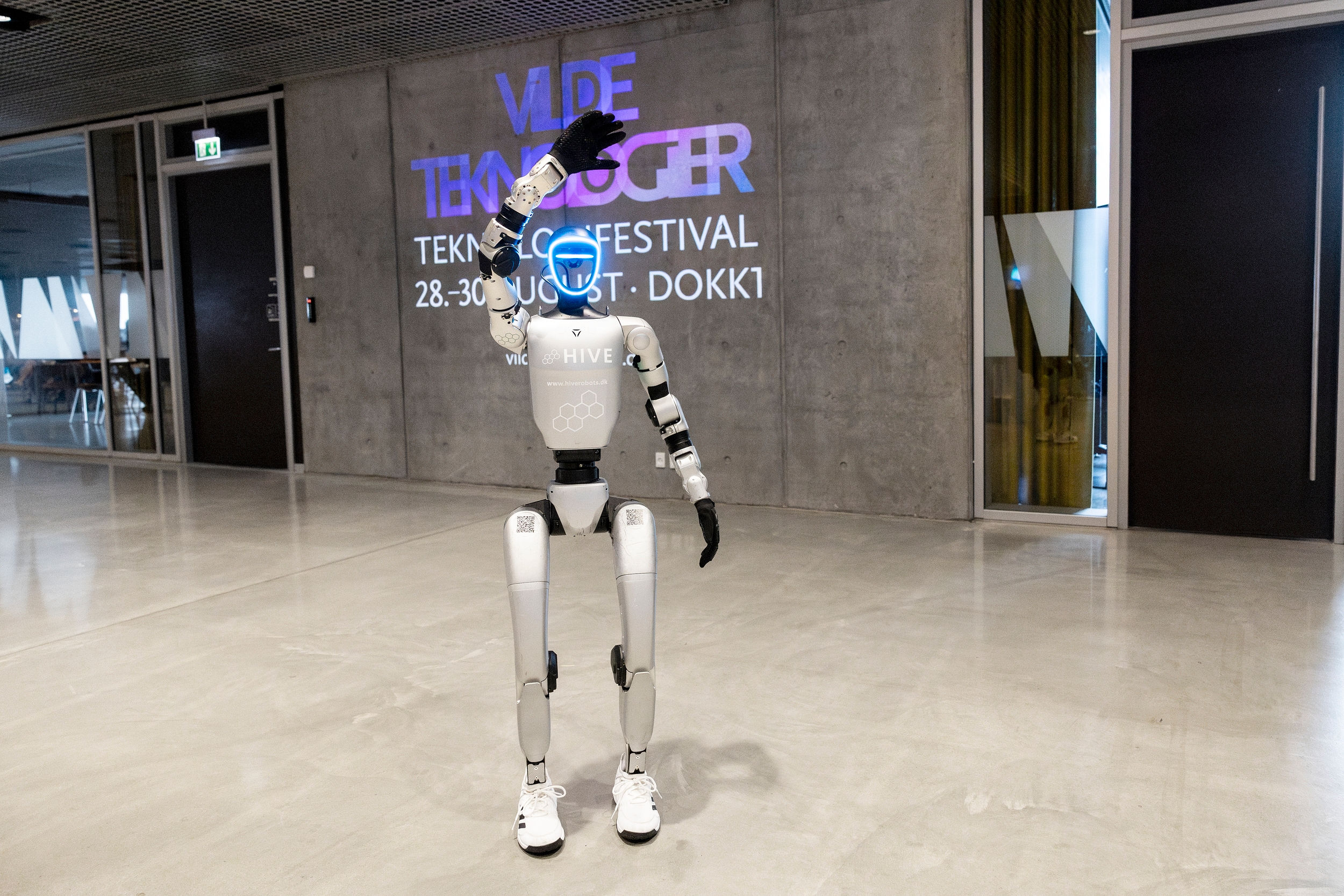 Humanoidrobot fra Hive hilser stående på Dokk1.