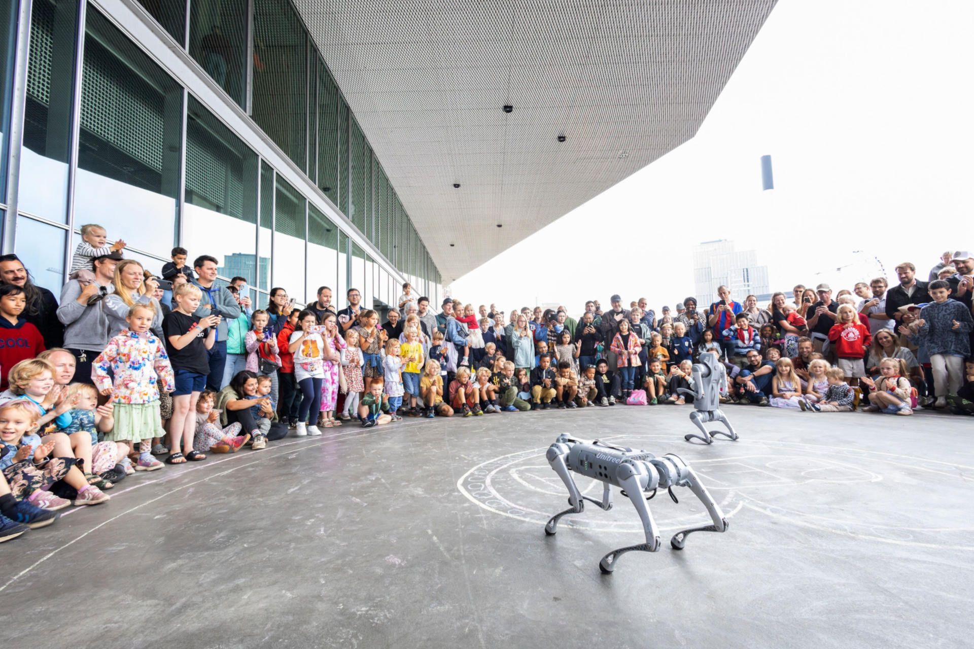 Robotshow for børn udenfor Dokk1