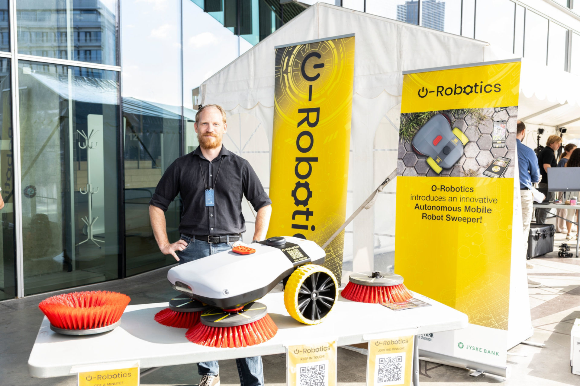 Stand på Vilde Teknologier, hvor O-Robotics fremviser deres robot.