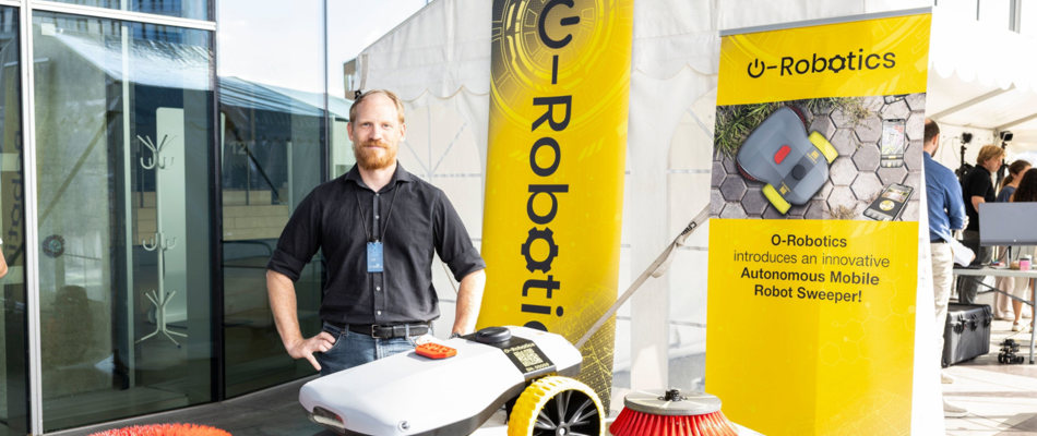 Stand på Vilde Teknologier, hvor O-Robotics fremviser deres robot.