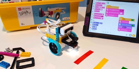 Lego spike prime med klodser og ipad.
