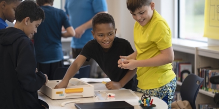 Klasse er i gang med at bygge med Lego robotter.