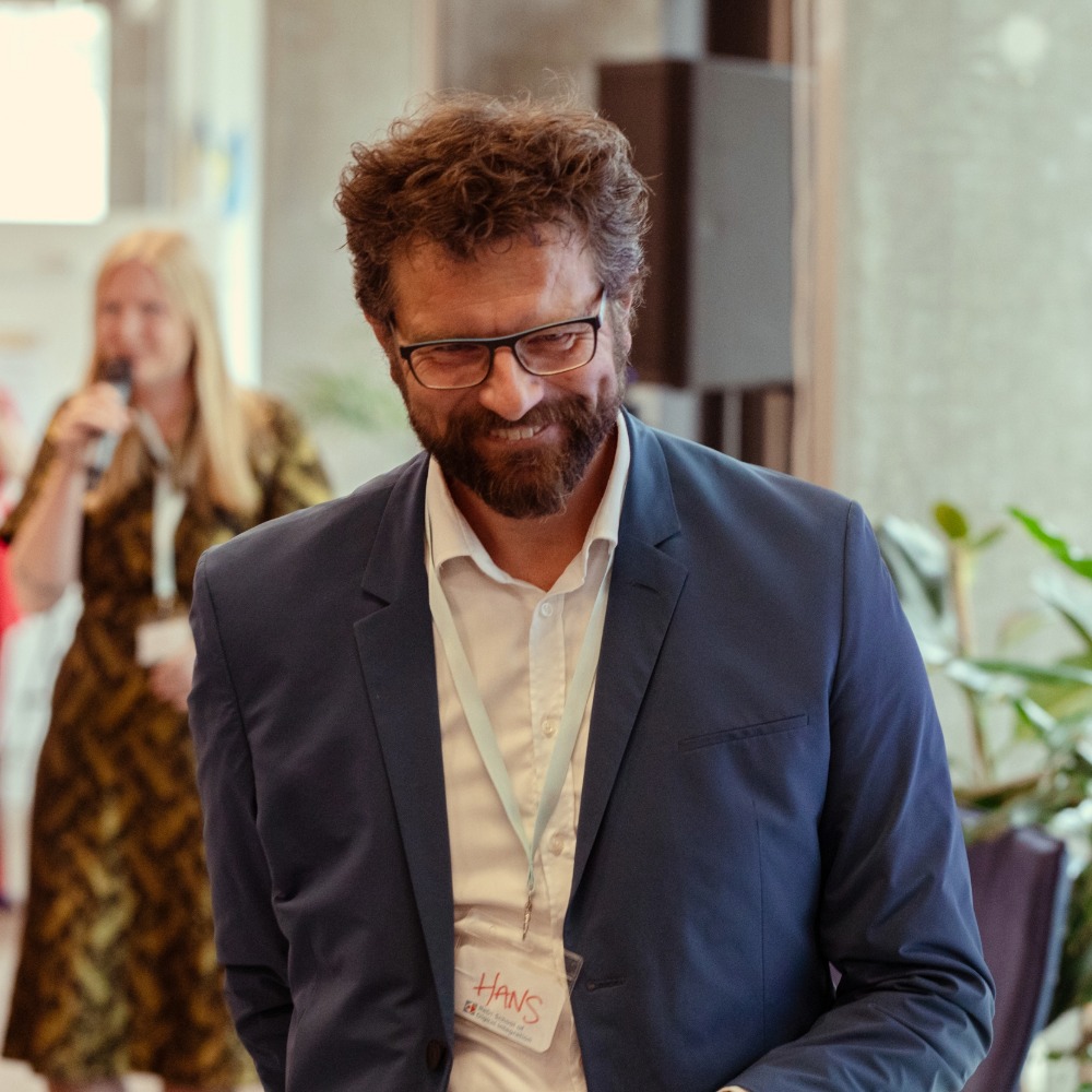 Foto af en smilende Hans Ravnkjær Larsen
