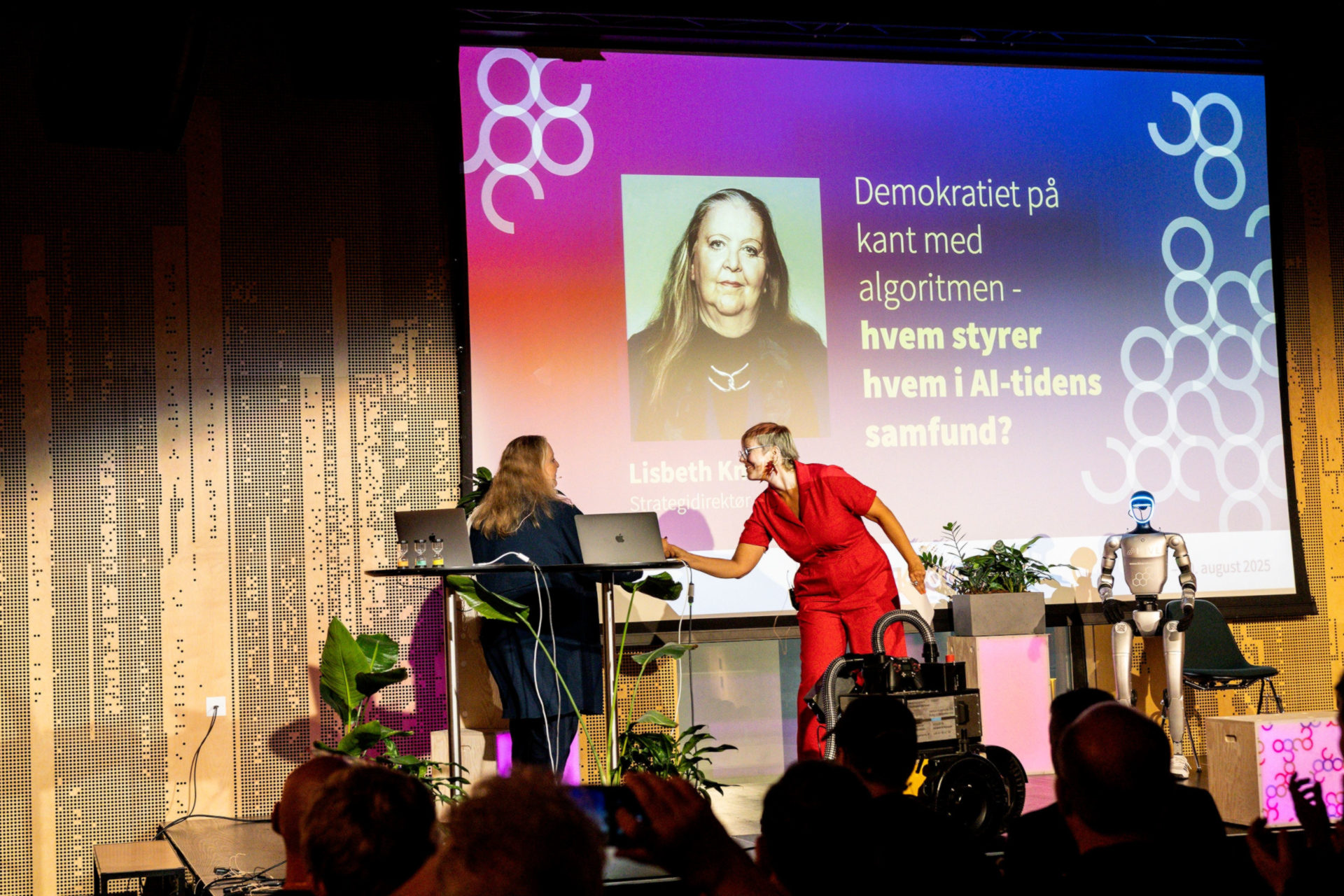 Lisbeth Knudsen hilser på festivalchef Louise Overgaard
